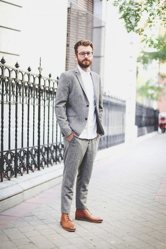 Beige Lederformelle stiefel kombinieren – 3 Herren Outfits: Vereinigen Sie einen grauen Wollanzug mit einem weißen Businesshemd für eine klassischen und verfeinerte Silhouette. Beige Lederformelle stiefel sind eine kluge Wahl, um dieses Outfit zu vervollständigen.