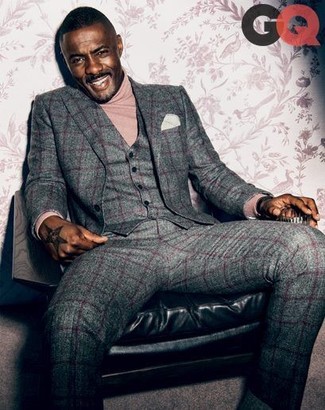 Idris Elba trägt grauer Wolldreiteiler mit Karomuster, hellbeige Rollkragenpullover, weißes Einstecktuch