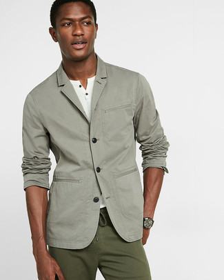 30 Jährige: Olivgrüne Hose kombinieren – 500+ Smart-Casual Herren Outfits warm Wetter: Vereinigen Sie ein graues Baumwollsakko mit einer olivgrünen Hose für Ihren Bürojob.