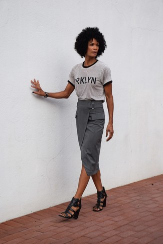 graues bedrucktes T-Shirt mit einem Rundhalsausschnitt von Marc Jacobs