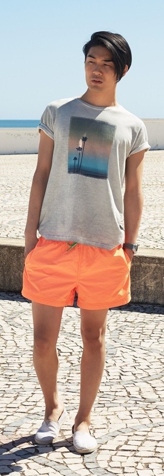 graues bedrucktes T-Shirt mit einem Rundhalsausschnitt, orange Shorts, graue horizontal gestreifte Segeltuch Espadrilles für Herren