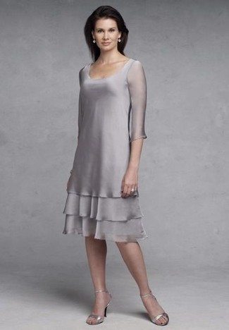 Dunkelgraues Kleid kombinieren – 373 Damen Outfits: Tragen Sie ein dunkelgraues Kleid für einen gepflegten, eleganten Look. Silberne Leder Sandaletten sind eine großartige Wahl, um dieses Outfit zu vervollständigen.