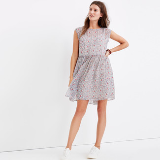 Kleid kombinieren – 134 Lässige Damen Outfits heiß Wetter: Erwägen Sie das Tragen von einem Kleid für einen super coolen super entspannten Trend-Look. Weiße niedrige Sneakers sind eine einfache Möglichkeit, Ihren Look aufzuwerten.