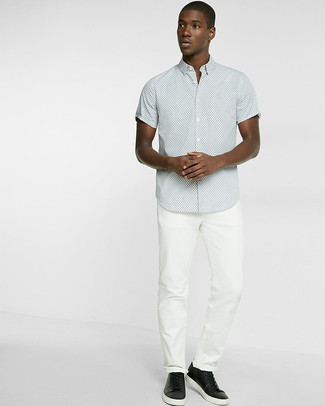 20 Jährige: Weiße Jeans kombinieren – 80 Casual Sommer Herren Outfits: Entscheiden Sie sich für ein graues gepunktetes Kurzarmhemd und weißen Jeans für einen bequemen Alltags-Look. Schwarze Leder niedrige Sneakers sind eine gute Wahl, um dieses Outfit zu vervollständigen. Dieser Look ist ein perfekter Sommer-Look.