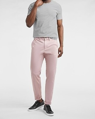graues horizontal gestreiftes T-Shirt mit einem Rundhalsausschnitt, rosa Chinohose, schwarze Leder niedrige Sneakers für Herren