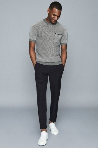 graues horizontal gestreiftes T-Shirt mit einem Rundhalsausschnitt von Jan Vanderstorm