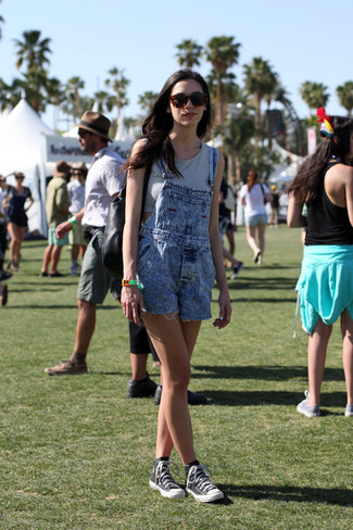 graues kurzes Oberteil, blaue kurze Latzhose aus Jeans, schwarze und weiße hohe Sneakers für Damen