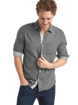 Wie graues Langarmhemd mit dunkelblauer Jeans zu kombinieren – 28 Casual Sommer Herren Outfits: Kombinieren Sie ein graues Langarmhemd mit dunkelblauen Jeans, um mühelos alles zu meistern, was auch immer der Tag bringen mag. Dieses Outfit ist wunderbar für den Sommer geeignet.