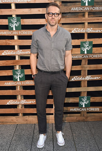 Ryan Reynolds trägt graues Langarmhemd, dunkelgraue Chinohose mit Karomuster, weiße Segeltuch niedrige Sneakers