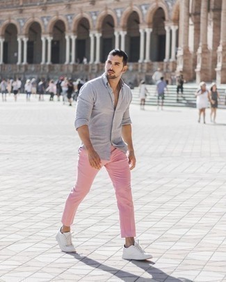 Rosa Chinohose kombinieren – 95 Herren Outfits warm Wetter: Kombinieren Sie ein graues Langarmhemd mit einer rosa Chinohose für ein großartiges Wochenend-Outfit. Suchen Sie nach leichtem Schuhwerk? Wählen Sie weißen Leder niedrige Sneakers für den Tag.