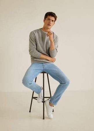 20 Jährige: Graues Langarmshirt kombinieren – 50 Casual Herren Outfits: Kombinieren Sie ein graues Langarmshirt mit hellblauen Jeans für einen bequemen Alltags-Look. Weiße Segeltuch niedrige Sneakers sind eine perfekte Wahl, um dieses Outfit zu vervollständigen.