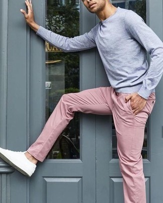 Rosa Chinohose kombinieren – 81 Sommer Herren Outfits: Paaren Sie ein graues Langarmshirt mit einer rosa Chinohose für ein sonntägliches Mittagessen mit Freunden. Weiße Segeltuch niedrige Sneakers sind eine ideale Wahl, um dieses Outfit zu vervollständigen. Dieser Look ist super für den Sommer geeignet.