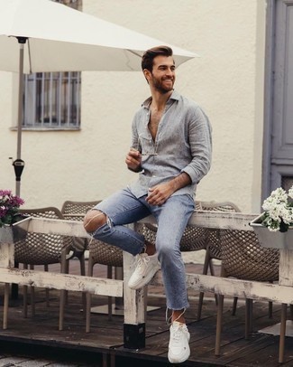 30 Jährige: Wie graues Langarmhemd mit hellblauer Jeans zu kombinieren – 1 Herren Outfits heiß Wetter: Halten Sie Ihr Outfit locker mit einem grauen Langarmhemd und hellblauen Jeans. Weiße Sportschuhe verleihen einem klassischen Look eine neue Dimension.