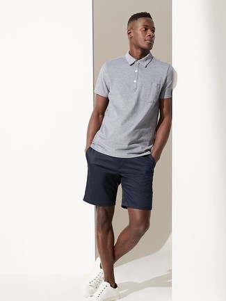 Graues Polohemd kombinieren – 243 Herren Outfits: Kombinieren Sie ein graues Polohemd mit dunkelblauen Shorts für einen bequemen Alltags-Look. Weiße Segeltuch niedrige Sneakers sind eine großartige Wahl, um dieses Outfit zu vervollständigen.