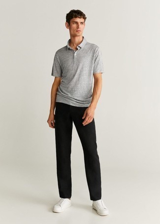 Graues Polohemd kombinieren – 243 Herren Outfits: Kombinieren Sie ein graues Polohemd mit einer schwarzen Chinohose für einen bequemen Alltags-Look. Weiße Leder niedrige Sneakers sind eine perfekte Wahl, um dieses Outfit zu vervollständigen.