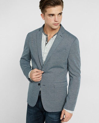 graues Sakko, graues Langarmshirt mit einer Knopfleiste, dunkelblaue Jeans für Herren