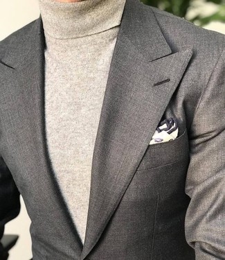 Hellbeige bedrucktes Einstecktuch kombinieren – 161 Herren Outfits: Ein graues Sakko und ein hellbeige bedrucktes Einstecktuch sind eine großartige Outfit-Formel für Ihre Sammlung.