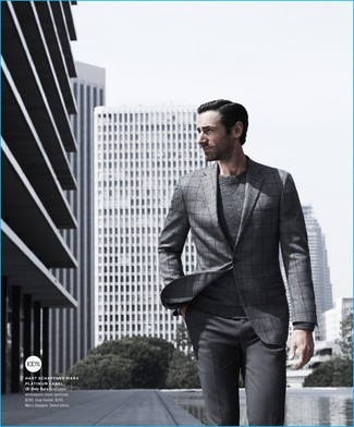 Welche Pullover mit einem Rundhalsausschnitt mit dunkelgrauer Anzughose zu tragen – 163 Smart-Casual Herren Outfits: Paaren Sie einen Pullover mit einem Rundhalsausschnitt mit einer dunkelgrauen Anzughose für einen stilvollen, eleganten Look.
