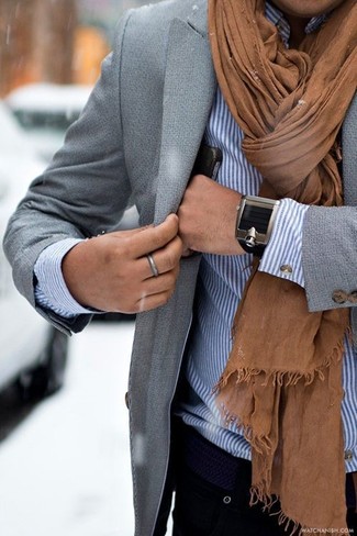 Braunen Schal kombinieren – 341 Herren Outfits: Paaren Sie ein graues Sakko mit einem braunen Schal für einen entspannten Wochenend-Look.