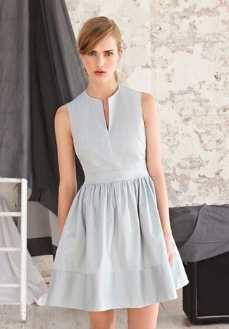 Silbernes Kleid kombinieren – 81 Sommer Damen Outfits: Erwägen Sie das Tragen von einem silbernen Kleid für ein großartiges Alltags-Outfit. Dieses Outfit ist super prakitsch an Sommertagen.