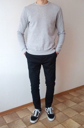 graues Sweatshirt, dunkelblaue Chinohose, schwarze und weiße Segeltuch niedrige Sneakers für Herren