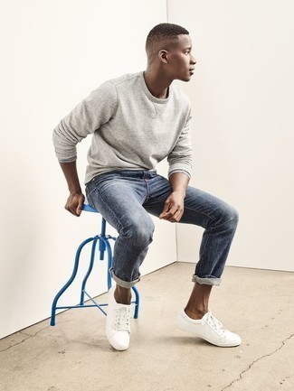 30 Jährige: Sweatshirts kombinieren – 500+ Casual Herren Outfits warm Wetter: Paaren Sie ein Sweatshirts mit dunkelblauen Jeans, um einen lockeren, aber dennoch stylischen Look zu erhalten. Weiße Leder niedrige Sneakers fügen sich nahtlos in einer Vielzahl von Outfits ein.