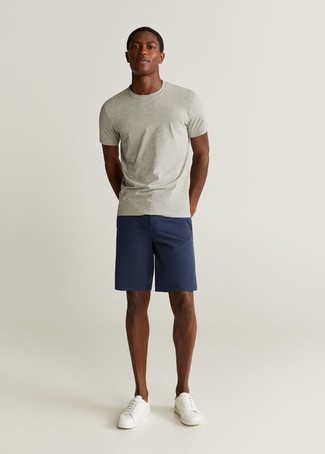 Dunkelblaue Shorts kombinieren – 804+ Herren Outfits: Kombinieren Sie ein graues T-Shirt mit einem Rundhalsausschnitt mit dunkelblauen Shorts für ein Alltagsoutfit, das Charakter und Persönlichkeit ausstrahlt. Weiße Leder niedrige Sneakers sind eine perfekte Wahl, um dieses Outfit zu vervollständigen.
