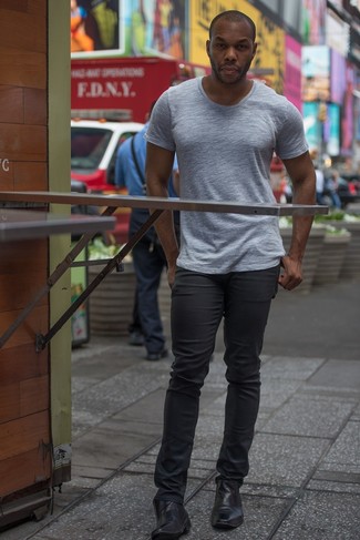 graues T-Shirt mit einem Rundhalsausschnitt, dunkelgraue Jeans, schwarze Chelsea-Stiefel aus Leder für Herren