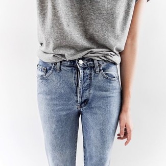 Graues T-Shirt mit einem Rundhalsausschnitt kombinieren – 408 Damen Outfits: Probieren Sie die Kombi aus einem grauen T-Shirt mit einem Rundhalsausschnitt und hellblauen Jeans - mehr brauchen Sie nicht, um ein lockeres Outfit zu schaffen.