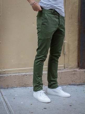 graues T-Shirt mit einem Rundhalsausschnitt, olivgrüne Chinohose, weiße Leder niedrige Sneakers für Herren