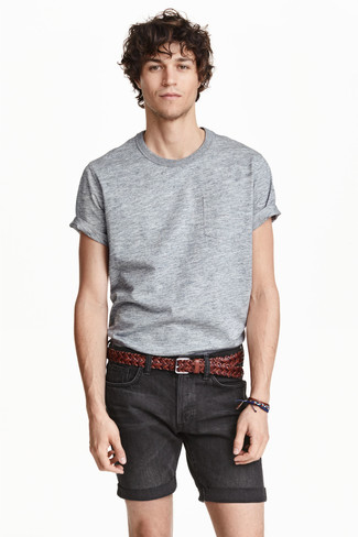 graues T-Shirt mit einem Rundhalsausschnitt, schwarze Jeansshorts, brauner geflochtener Ledergürtel für Herren