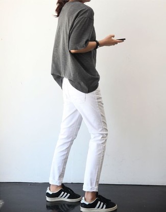 Weiße Jeans kombinieren – 571+ Damen Outfits: Ein graues T-Shirt mit einem Rundhalsausschnitt und weiße Jeans erzeugen ein Alltags-Outfit, das aber immer stilvoll bleibt. Schwarze und weiße niedrige Sneakers sind eine gute Wahl, um dieses Outfit zu vervollständigen.