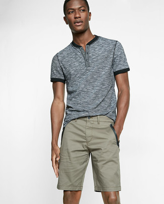 Graues T-shirt mit einer Knopfleiste kombinieren – 45 Sommer Herren Outfits: Vereinigen Sie ein graues T-shirt mit einer Knopfleiste mit olivgrünen Shorts für einen bequemen Alltags-Look. Dieser Look eignet sich perfekt für den Sommer.