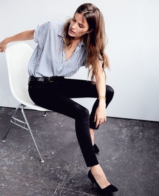 Hemd kombinieren – 112 Damen Outfits heiß Wetter: Ein Hemd und schwarze enge Jeans sind sehr gut geeignet, um einen stilvollen Freizeit-Look zu erreichen. Komplettieren Sie Ihr Outfit mit schwarzen Wildleder Pumps.