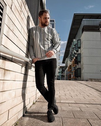Lässige Herbst Outfits Herren 2024: Ein graues vertikal gestreiftes Sweatshirt und schwarze enge Jeans sind eine perfekte Outfit-Formel für Ihre Sammlung. Fühlen Sie sich mutig? Entscheiden Sie sich für schwarzen Sportschuhe. Ein perfekter Look für den Herbst, oder?