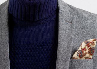 Beige Einstecktuch mit Paisley-Muster kombinieren – 3 Herren Outfits: Erwägen Sie das Tragen von einem grauen Wollsakko und einem beige Einstecktuch mit Paisley-Muster für einen entspannten Wochenend-Look.