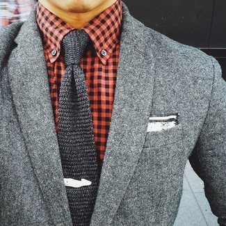 Dunkelgraue Strick Krawatte kombinieren – 42 Herren Outfits: Kombinieren Sie ein graues Wollsakko mit einer dunkelgrauen Strick Krawatte für eine klassischen und verfeinerte Silhouette.