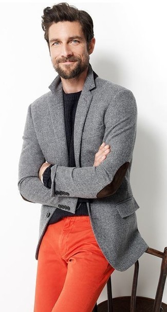 Graues Wollsakko kombinieren – 828+ Herren Outfits: Entscheiden Sie sich für ein graues Wollsakko und eine rote Chinohose, wenn Sie einen gepflegten und stylischen Look wollen.