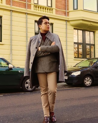 Wie graues Sakko mit hellbeige Jeans zu kombinieren – 9 Herren Outfits