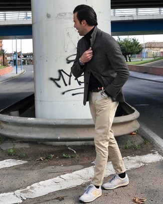 Wie graues Sakko mit hellbeige Jeans zu kombinieren – 9 Herren Outfits