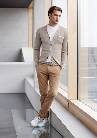Graue Strickjacke kombinieren für Herren