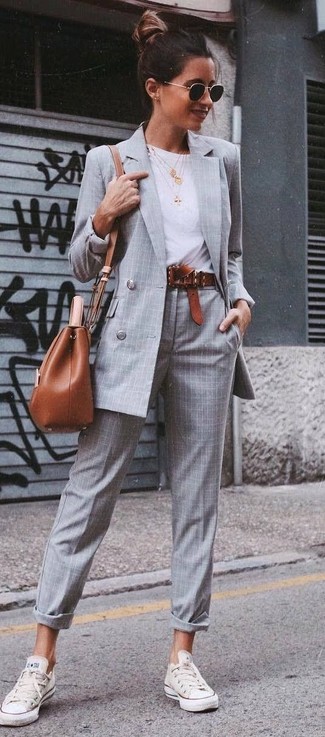 Graues Zweireiher-Sakko mit Karomuster kombinieren – 7 Damen Outfits