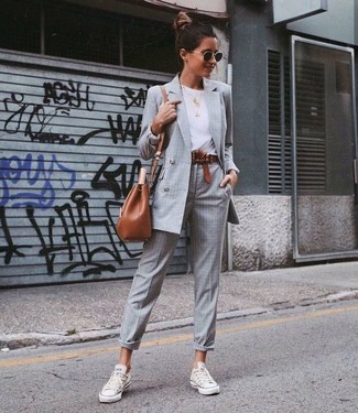 Graues Zweireiher-Sakko mit Karomuster kombinieren – 7 Damen Outfits