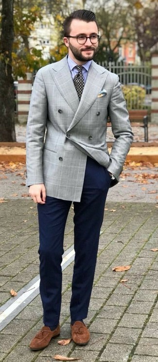Wie graues Zweireiher-Sakko mit Karomuster mit dunkelblauer Chinohose zu kombinieren – 3 Herren Outfits