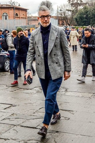 Wie graues Zweireiher-Sakko mit Karomuster mit dunkelblauer Chinohose zu kombinieren – 3 Herren Outfits