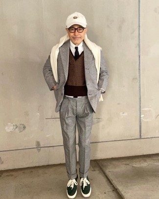 60 Jährige: Graue Jacke mit Karomuster kombinieren – 6 Herren Outfits warm Wetter