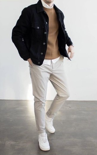 Welche niedrige Sneakers mit grauer Chinohose zu tragen – 1870+ Herren Outfits