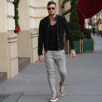 Welche niedrige Sneakers mit grauer Chinohose zu tragen – 1870+ Herren Outfits