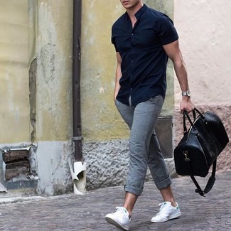 Welche niedrige Sneakers mit grauer Chinohose zu tragen – 1870+ Herren Outfits