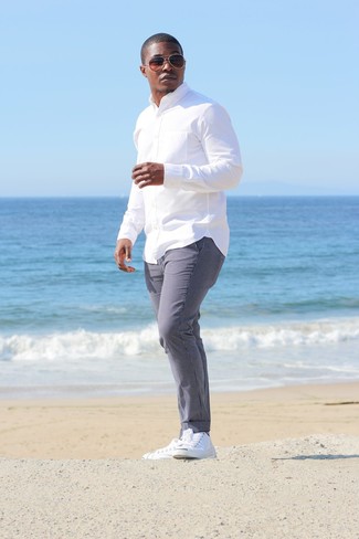 Welche niedrige Sneakers mit grauer Chinohose zu tragen – 1870+ Herren Outfits